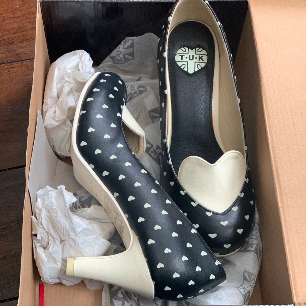 NWOT HEART SHOES